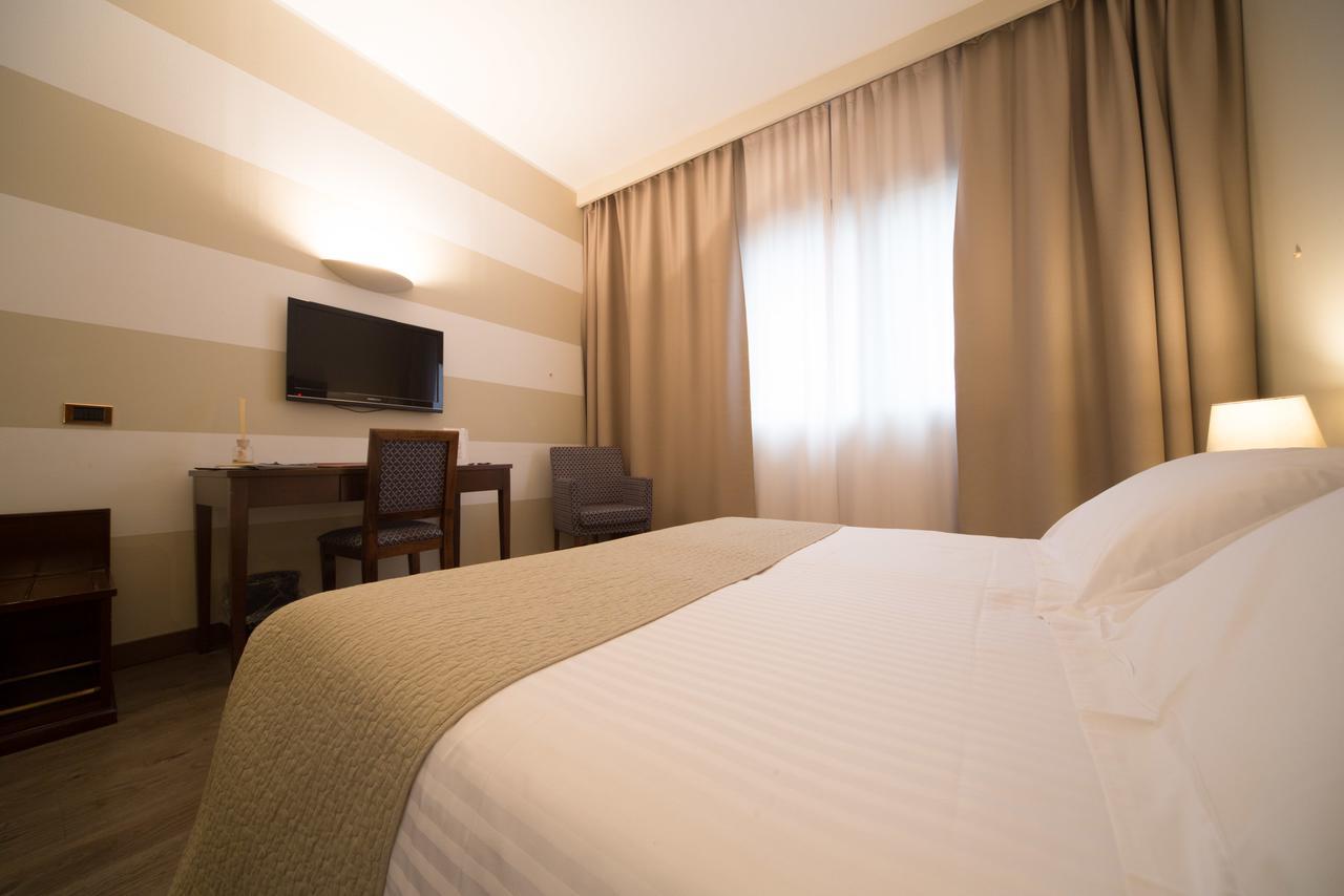 Hotel Motel Ascot ลิสโซเน ภายนอก รูปภาพ